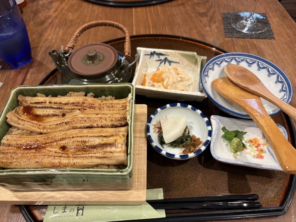 広島あなごめし御膳。角重に盛られた炙り穴子のあなごめしと、だし用の急須、小鉢、香の物、薬味が並ぶ