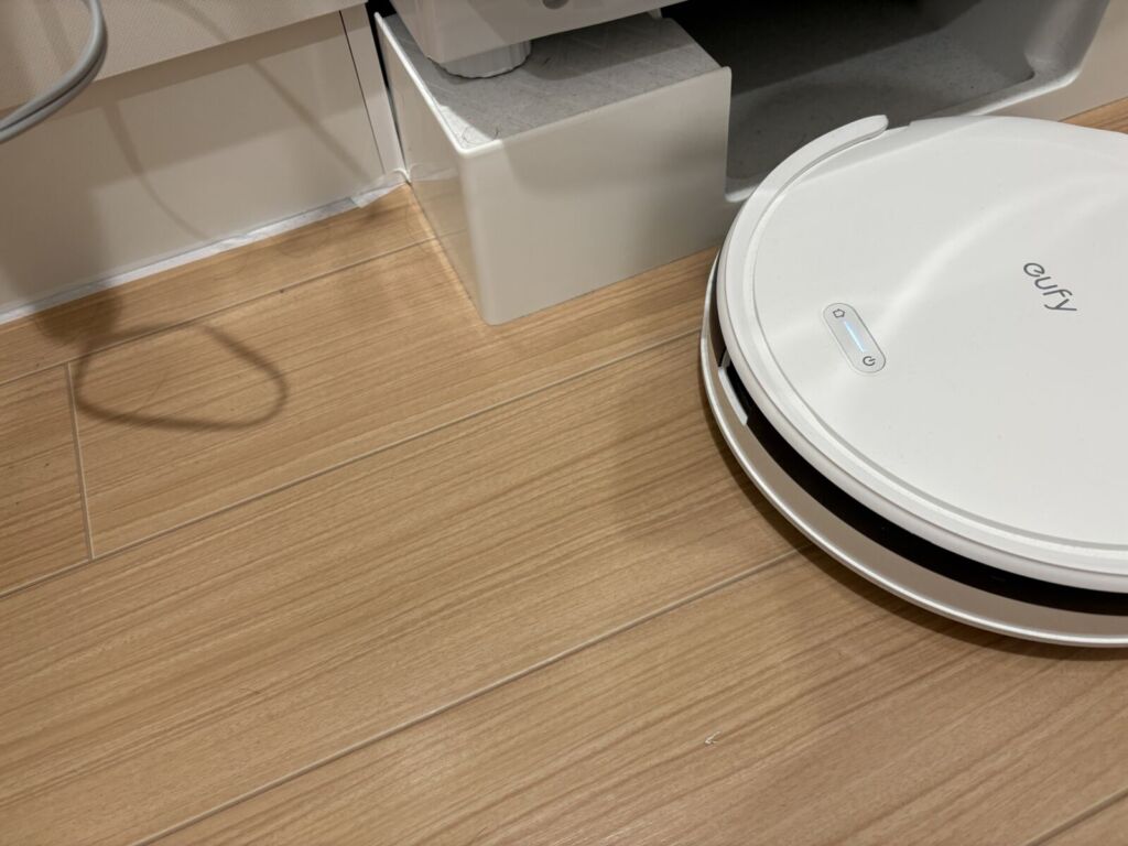 ロボット掃除機が脱衣所をキレイにしてくれているところ