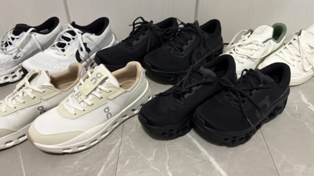 原宿のOn Tokyoで買ったスニーカー5足（Cloudmonster 3の白・黒2足、THE ROGER ワイルドカード、THE ROGER センターコート）